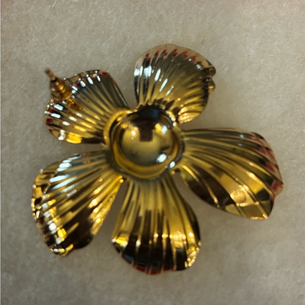NIB gorgeous Large Gold Floral Earrings for pierced ears - Picture 7 of 7